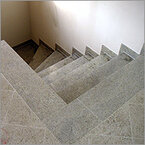Treppenraum, Belag mit Granit poliert