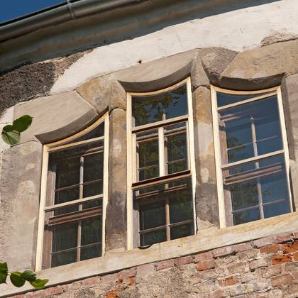 Bild Referenz "Restaurierung Vorhangbogenfenstergewände, Neuverputz Torbogengewände - Burg Schönfels"