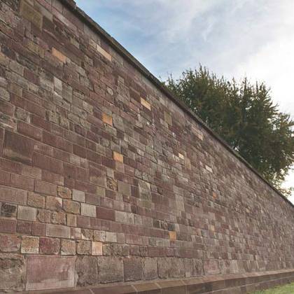 Bild Referenz "Saarlouis - Festungsmauerwerk Wallgraben Sanierung der Stüzmauer, Steinrestaurierung - Steinmetzarbeiten"
