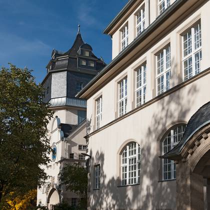 Bild Referenz "Natursteinrestaurierung der Tuffstein-Fassadengliederungen - Schule am Rathaus"
