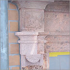 Steinmetzarbeiten an Fassadenelementen