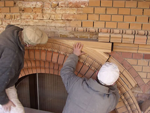 Setzten der Terrakotta-Bauteile durch erfahrenen Mitarbeiter.