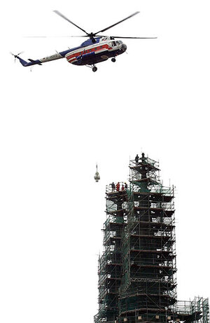 Helikopter-Einsatz zum Versetzen einer Kreuzblume aus Bildhauer-Sandstein an der Kirche St. Peter und Paul zu Görlitz.