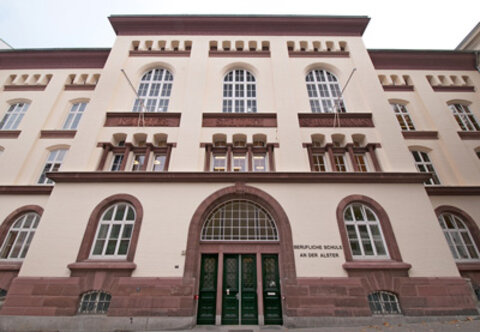 Fassade der staatlichen Handelsschule Hamburg