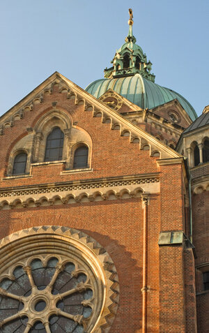 Bild der Klinkerfassade der St. Lukaskirche München