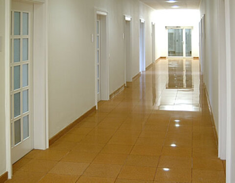 Fußboden in öffentlichen Gebäuden, der im Anschluss an die Sanierung ausschließlich mit dem CoorKleever-Verfahren kristallisiert wurde.
