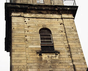 Steinsanierung und Fassadeninstandsetzung eines Kirchturms aus Granit-Quadermauerwerk