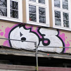 Grafittientfernung - Graffiti an einer Schulfassade