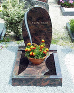 Urnengrab mit Bronzeschrift
