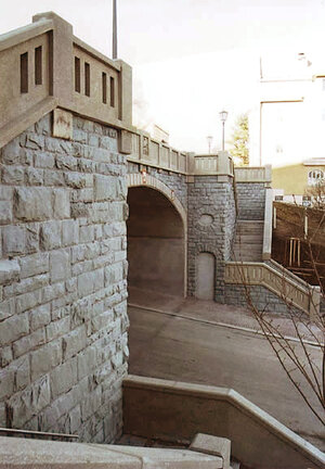 Die Brüstungsteile und die Treppenanlagen dieser Brücke wurden orignialgetreu ersetzt oder saniert.
