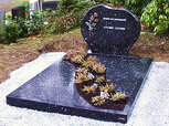 Grabgestaltung Beispiele - Einzelgrab mit Abdeckplatten, Grabstein mit Rose aus Bronze