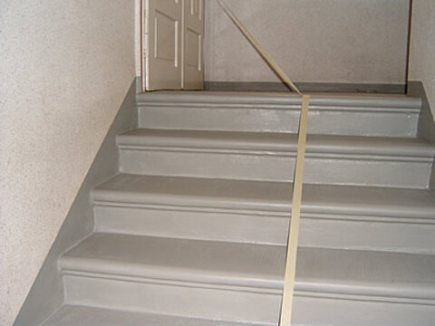 Betonwerkstein, Beton-Stufensanierung mit Fußboden- bzw. Treppenbeschichtung.